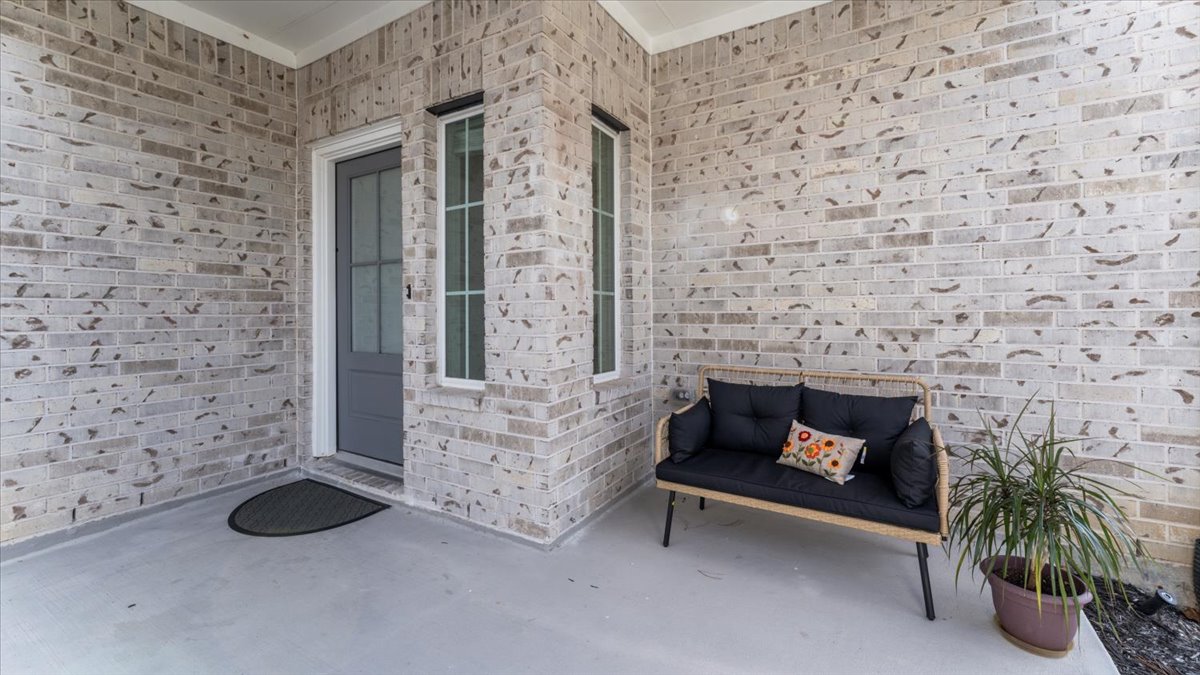 Front porch with seating – Inviting front porch of midterm rentals Cypress TX for traveling professionals, ideal for enjoying fresh air and quiet moments.