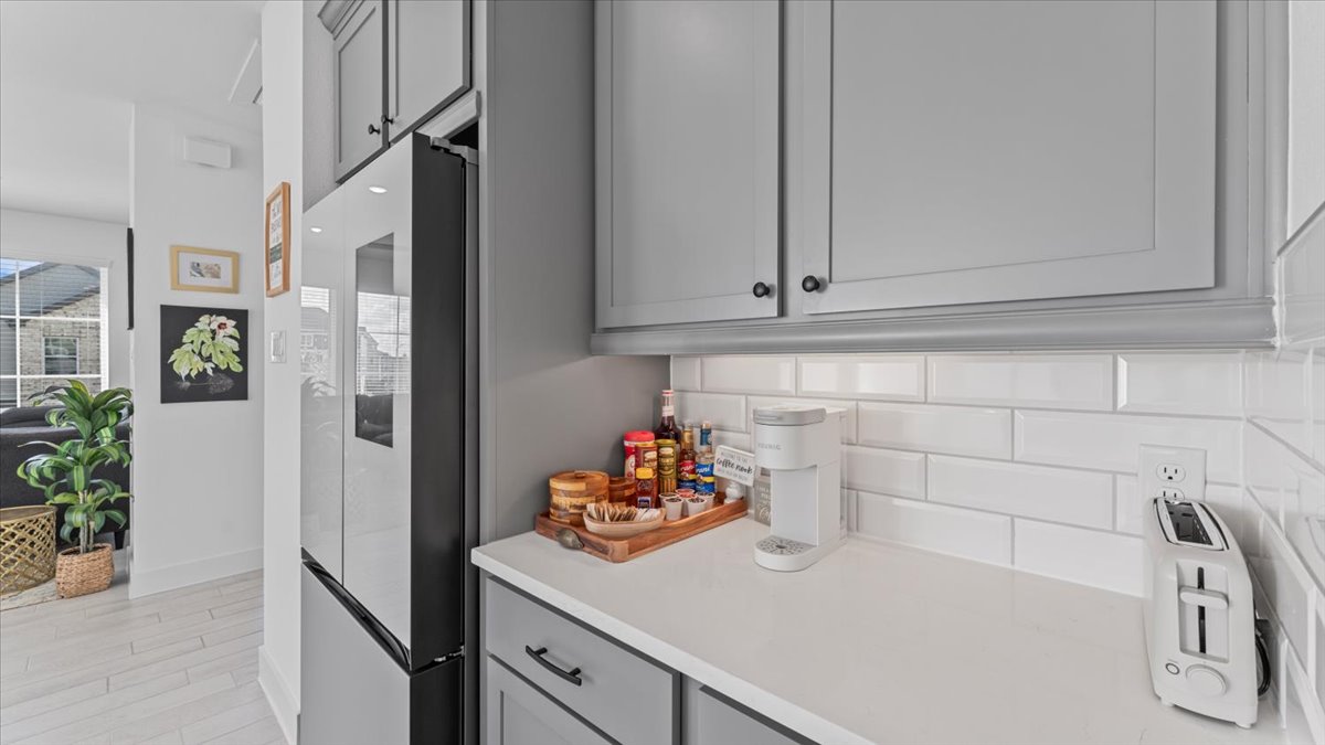 Kitchen coffee station – Fully stocked kitchen coffee and snack area in midterm rentals for traveling professionals.