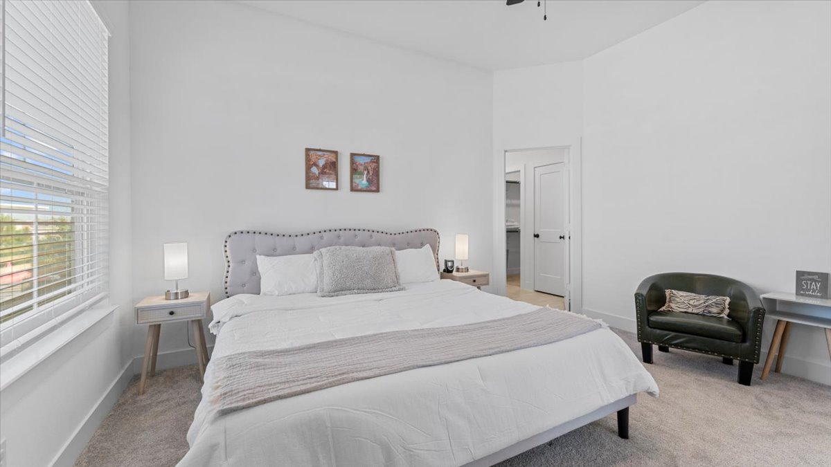 Master bedroom – Spacious master bedroom with plush bedding in midterm rentals for traveling professionals.